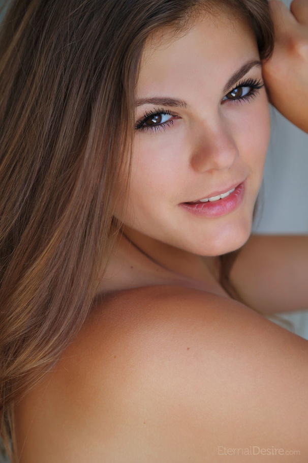 Curvy teen babe in white stockings exposing - XXX Dessert - Picture 8