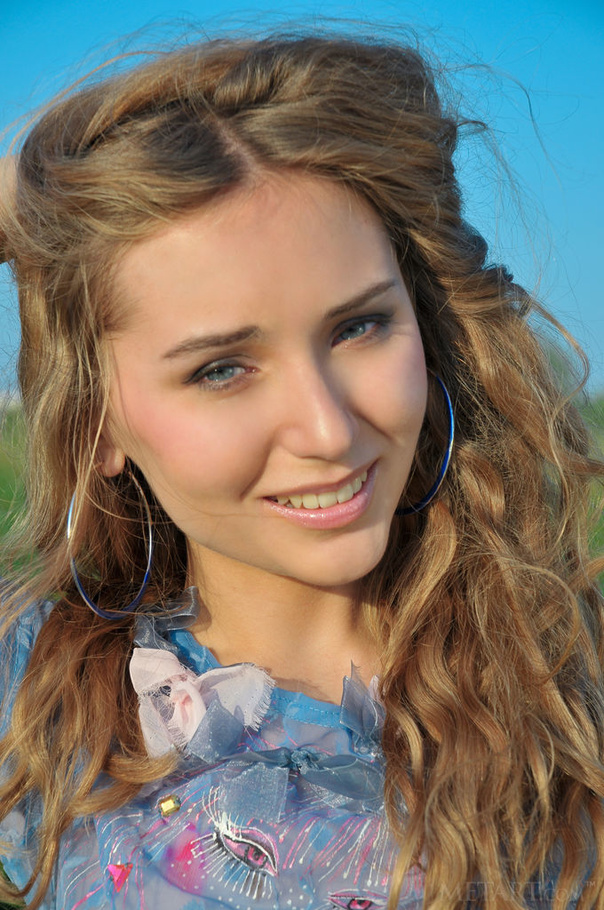 Wild teen chick in a blue top standing in t - XXX Dessert - Picture 7