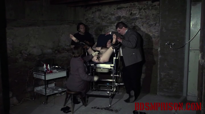 Girl in the raw on a gyno chair gets her gash stretched and poked. - XXXonXXX - Pic 8