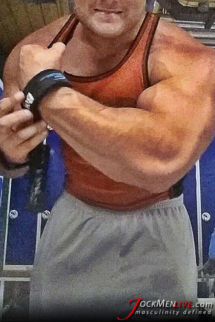 This bearded hung adores demonstrating his huge arms and pumped body - XXXonXXX - Pic 5