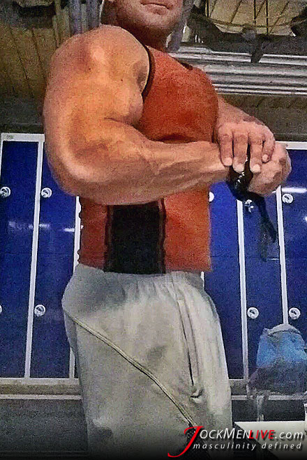 This bearded hung adores demonstrating his huge arms and pumped body - XXXonXXX - Pic 10