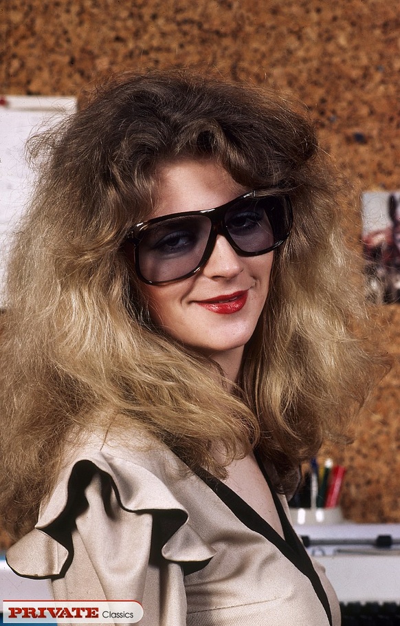 Sexy secretary with sunglasses wearing brow - XXX Dessert - Picture 1