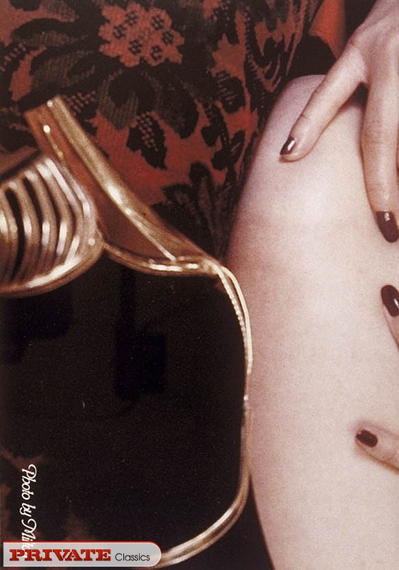 Stunning babe shows her pussy on a black an - XXX Dessert - Picture 6