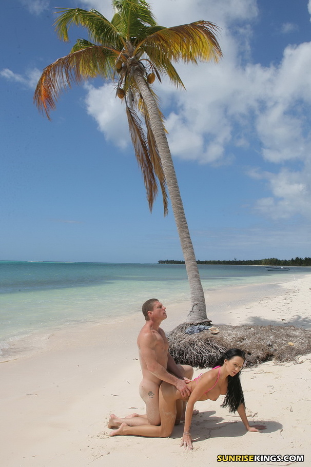 Fine beaver in a pink bikini gets hammered at the beach. - XXXonXXX - Pic 15