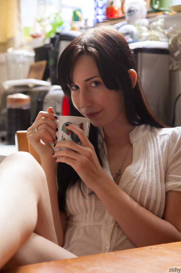Busty brunette teen in a white shirt and fl - XXX Dessert - Picture 2