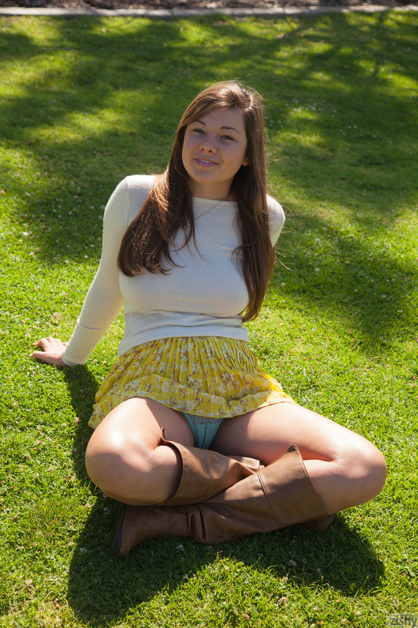 Busty teen brunette in a yellow skirt and h - XXX Dessert - Picture 3