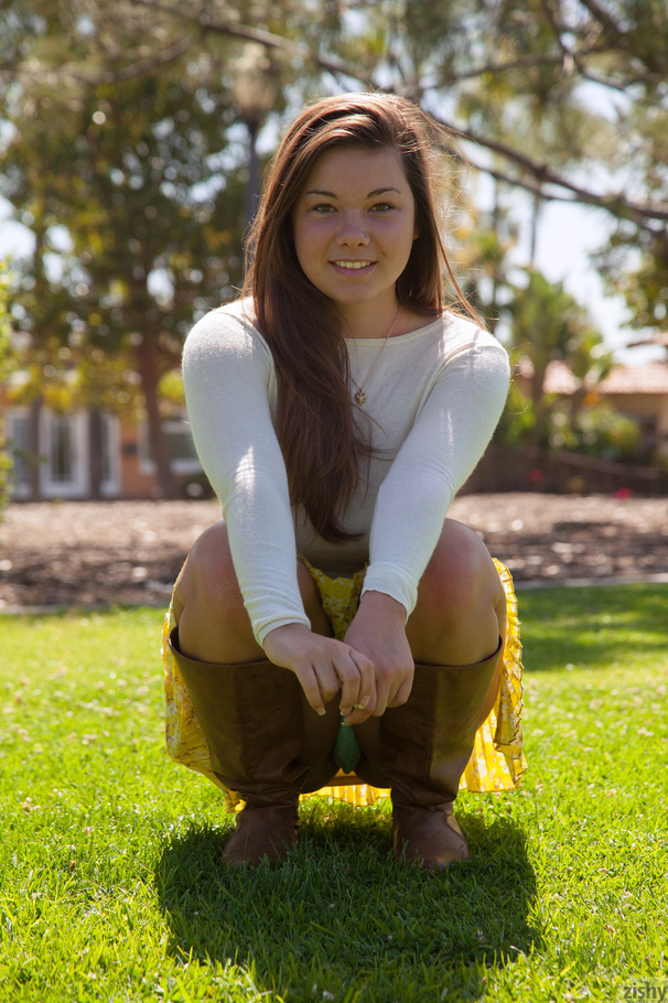 Busty teen brunette in a yellow skirt and h - XXX Dessert - Picture 5