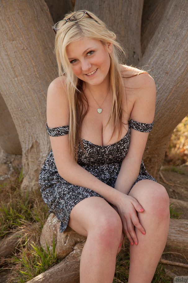 Stacked blonde teen doll takes off her dres - XXX Dessert - Picture 2