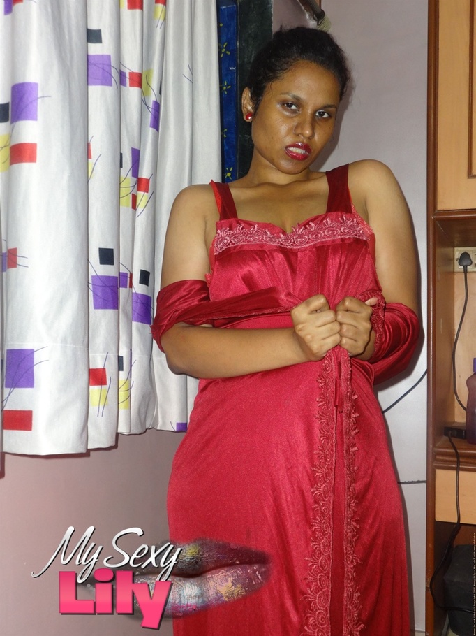 Luscious Indian babe expose her big breasts with big brown nipples while posing in her silky red nighty. - XXXonXXX - Pic 4