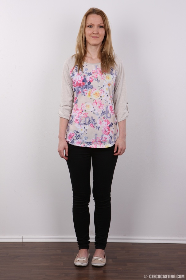 Adorable mare in a floral top and black leg - XXX Dessert - Picture 2