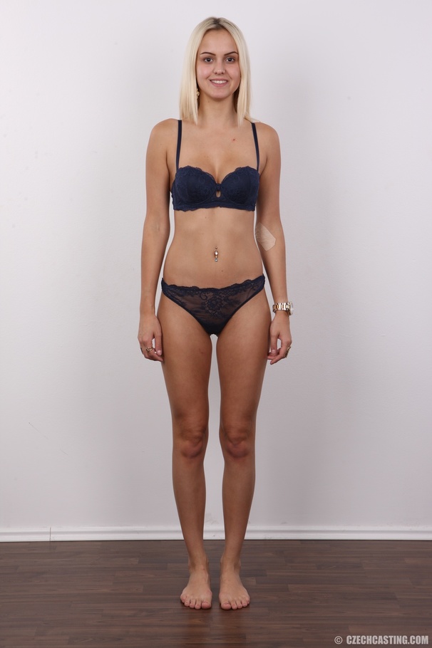 Fun beaver in a floral top and skin-tight j - XXX Dessert - Picture 7