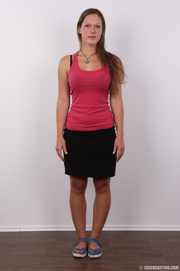 First-class lass in a red top and black ski - XXX Dessert - Picture 1