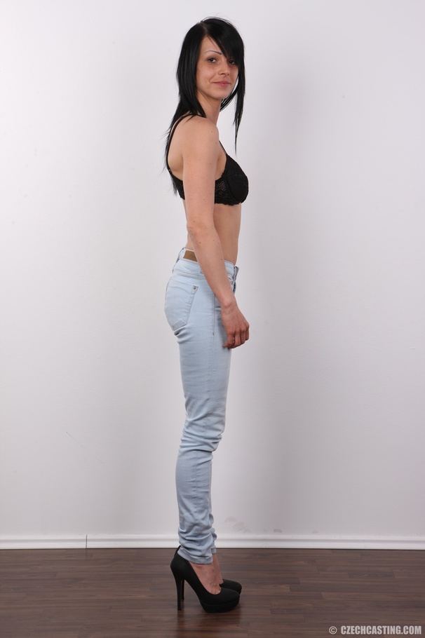 Alluring dame in a green top, faded jeans a - XXX Dessert - Picture 5