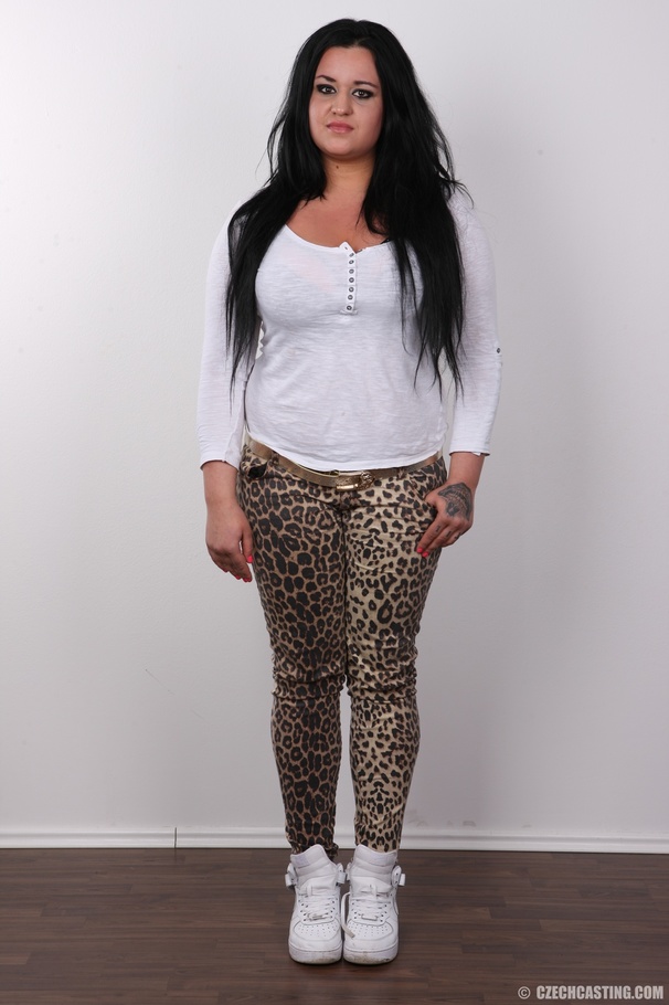 Incredible belle in a white top and leopard - XXX Dessert - Picture 2