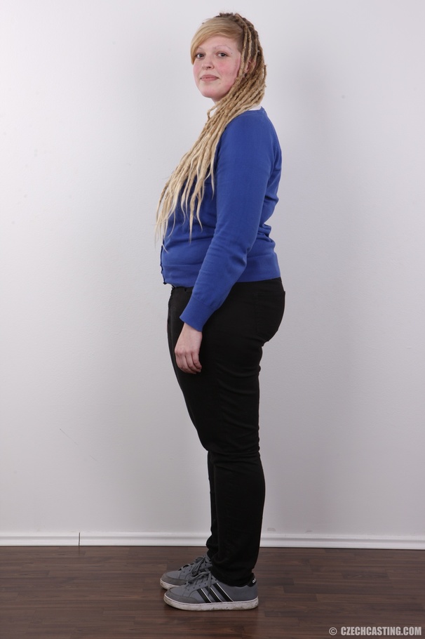 Divine beav with a hefty body wearing a blu - XXX Dessert - Picture 3