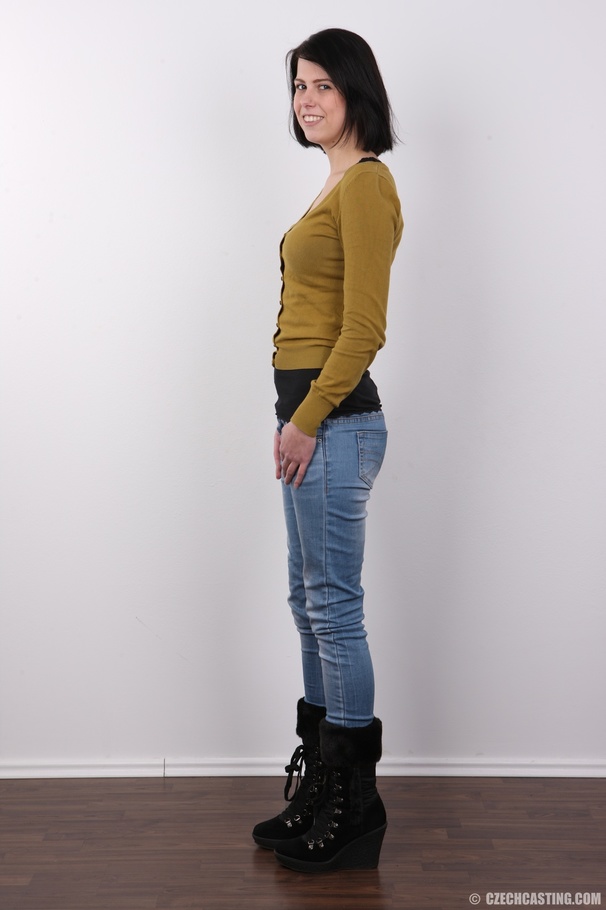 Awesome miss in a green top, jeans and blac - XXX Dessert - Picture 3