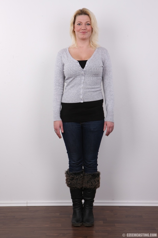 Superb fledgling in a grey top, jeans and b - XXX Dessert - Picture 2