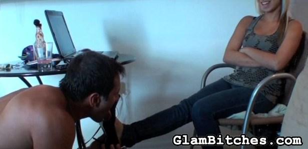 Chick makes man kiss her feet for a couple  - XXX Dessert - Picture 1