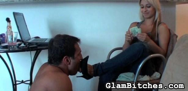 Chick makes man kiss her feet for a couple  - XXX Dessert - Picture 2
