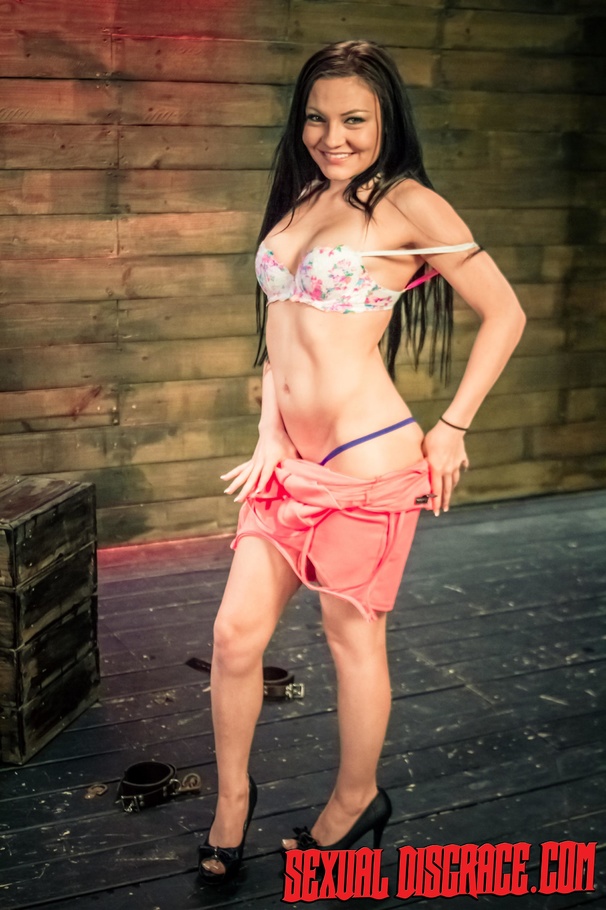 Blindfolded brunette coquette receives stro - XXX Dessert - Picture 5