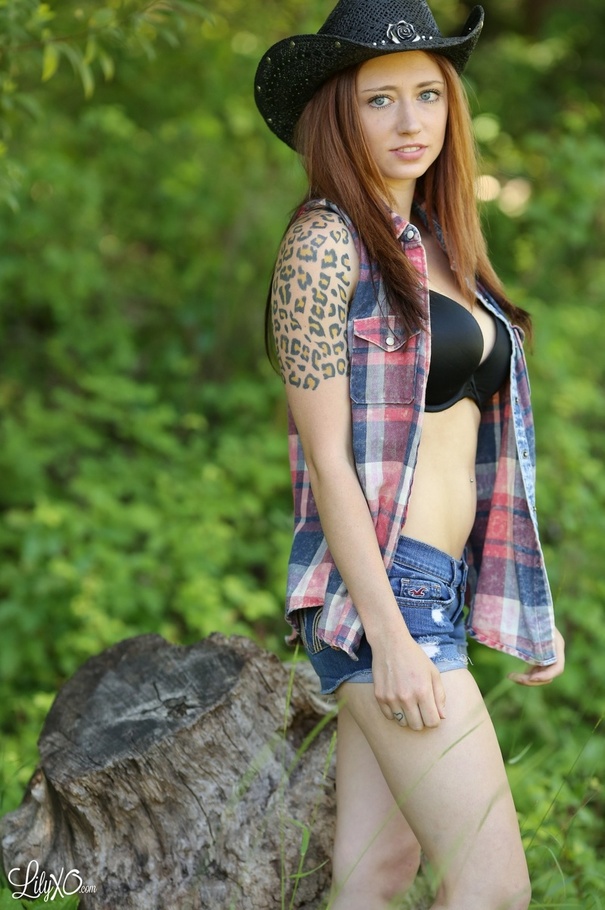 Sweet hottie opens her blue, pink and white - XXX Dessert - Picture 1