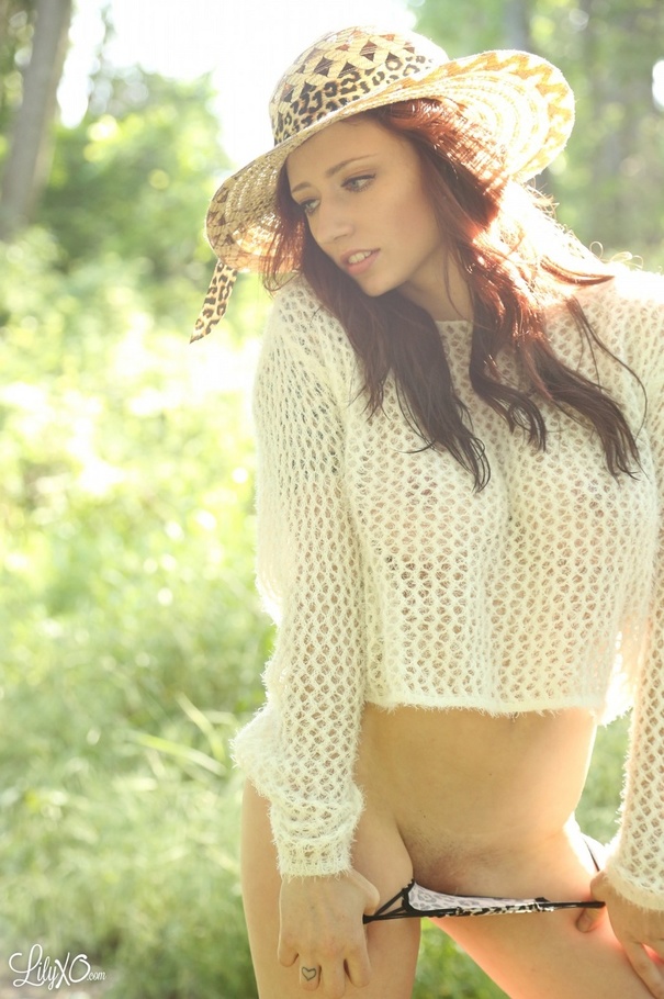 Sweet babe wearing black and white hat pose - XXX Dessert - Picture 5