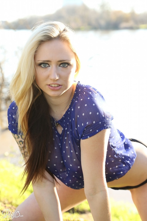 Steaming hot blonde displays her alluring b - XXX Dessert - Picture 9