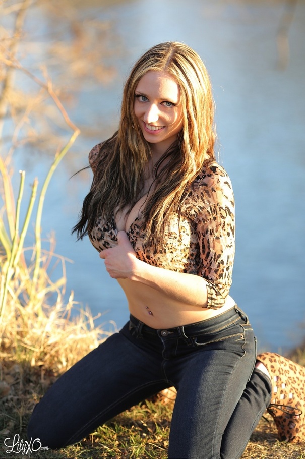 Stunning babe wearing hanging leopard shirt - XXX Dessert - Picture 5