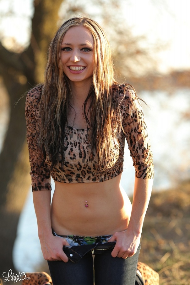Stunning babe wearing hanging leopard shirt - XXX Dessert - Picture 10