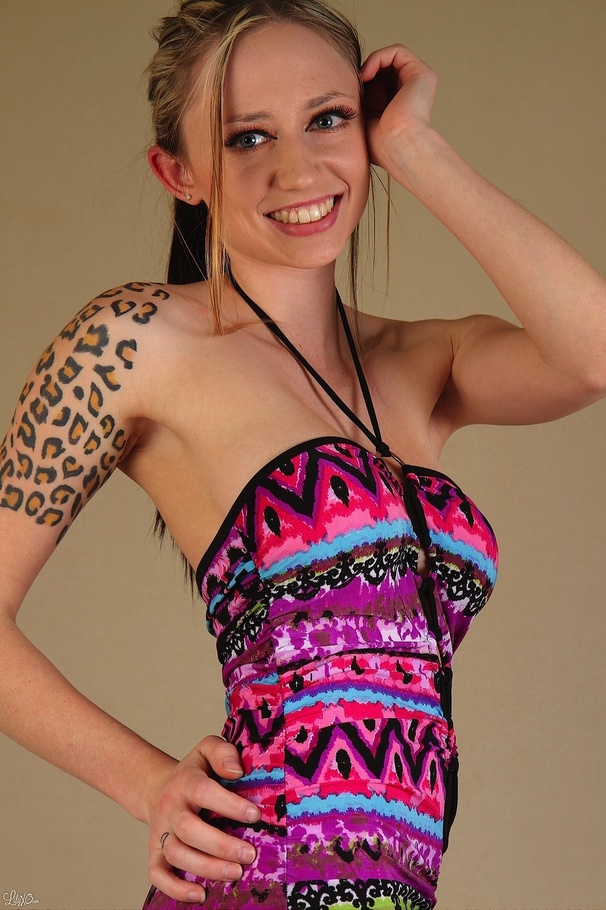 Gorgeous babe with slender body wearing var - XXX Dessert - Picture 5
