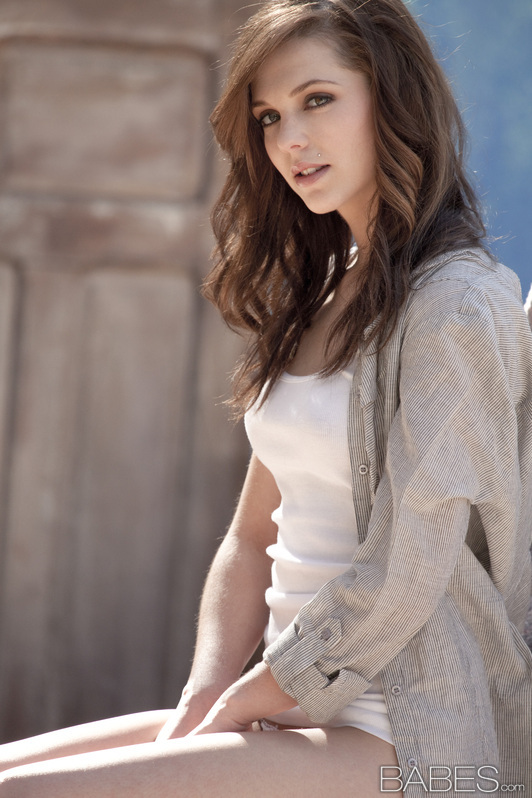 Pale-skinned slender girl knows how to attr - XXX Dessert - Picture 3