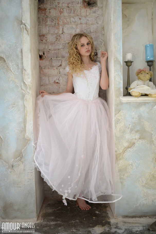 Blonde bride loves to show her naked body - XXXonXXX - Pic 1