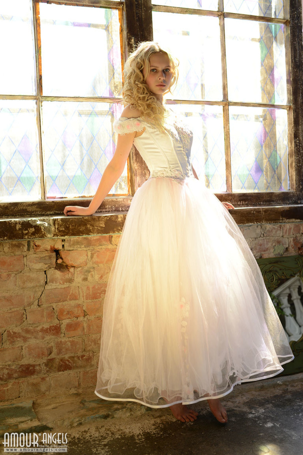 Blonde bride loves to show her naked body - XXXonXXX - Pic 4