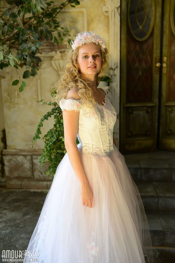 Blonde bride loves to show her naked body - XXXonXXX - Pic 5