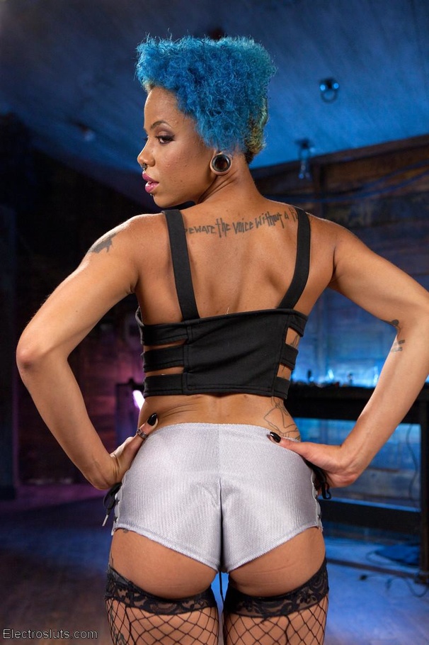 Wild babes with vibrant hair take lesbian d - XXX Dessert - Picture 2