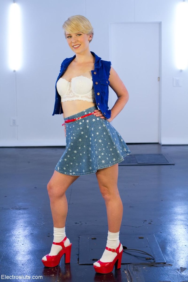 Suspension cables keep a babe from slipping - XXX Dessert - Picture 1