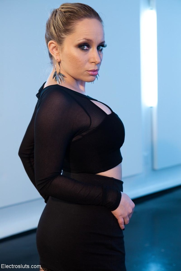 Cunnilingus is demanded from a fierce Mistr - XXX Dessert - Picture 5