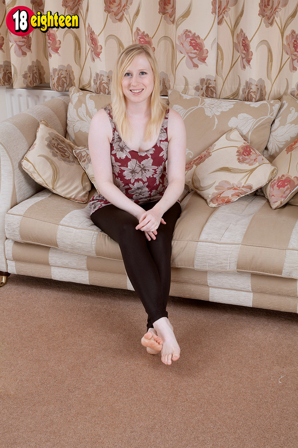 Delightful beav in a floral top and black l - XXX Dessert - Picture 1