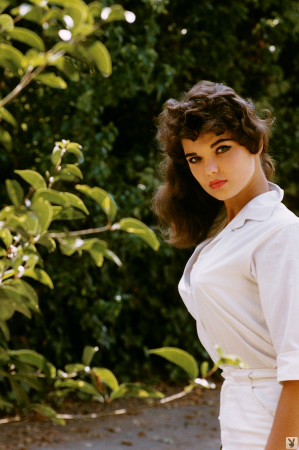 This arousing 60's brunette shows her fine  - XXX Dessert - Picture 1