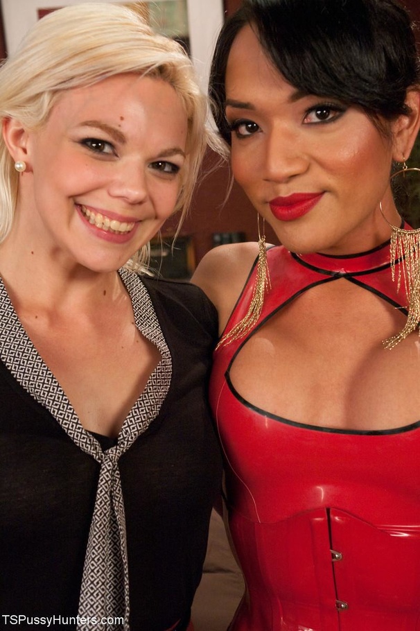 Sensuous t-girl feeds her seed to an enchan - XXX Dessert - Picture 1