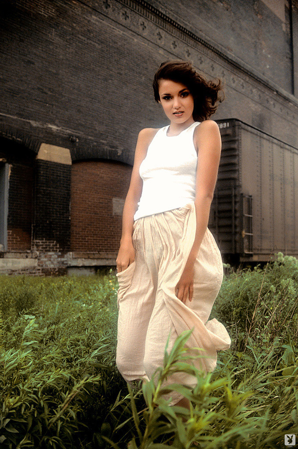 Slender dark haired model showing her natur - XXX Dessert - Picture 1