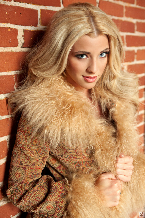 Gorgeous blonde babe wearing a fur coat sho - XXX Dessert - Picture 6