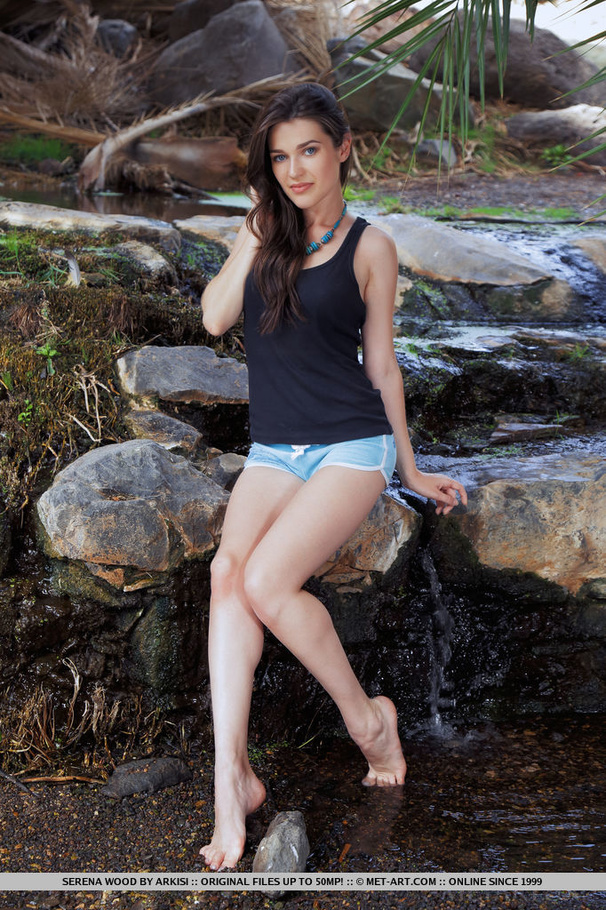 Smoking hot chick displays her stunning bod - XXX Dessert - Picture 1