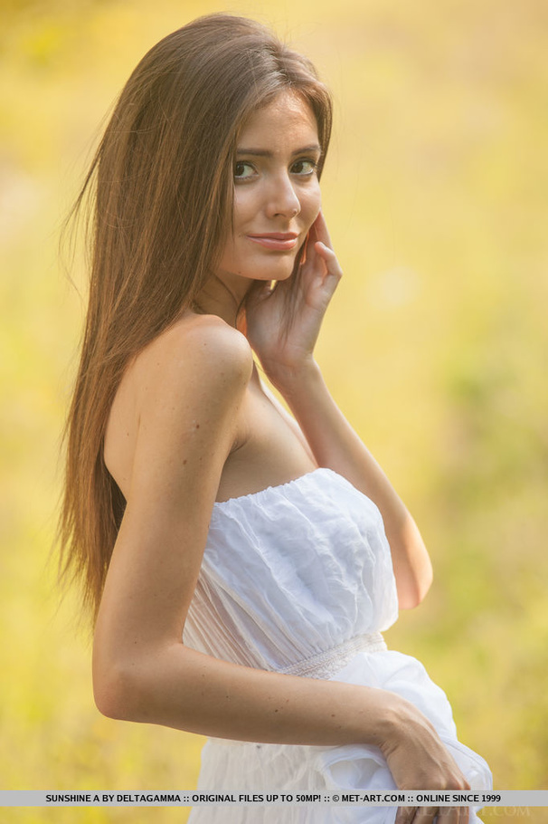 Gorgeous babe seduces on a grassy field as  - XXX Dessert - Picture 3