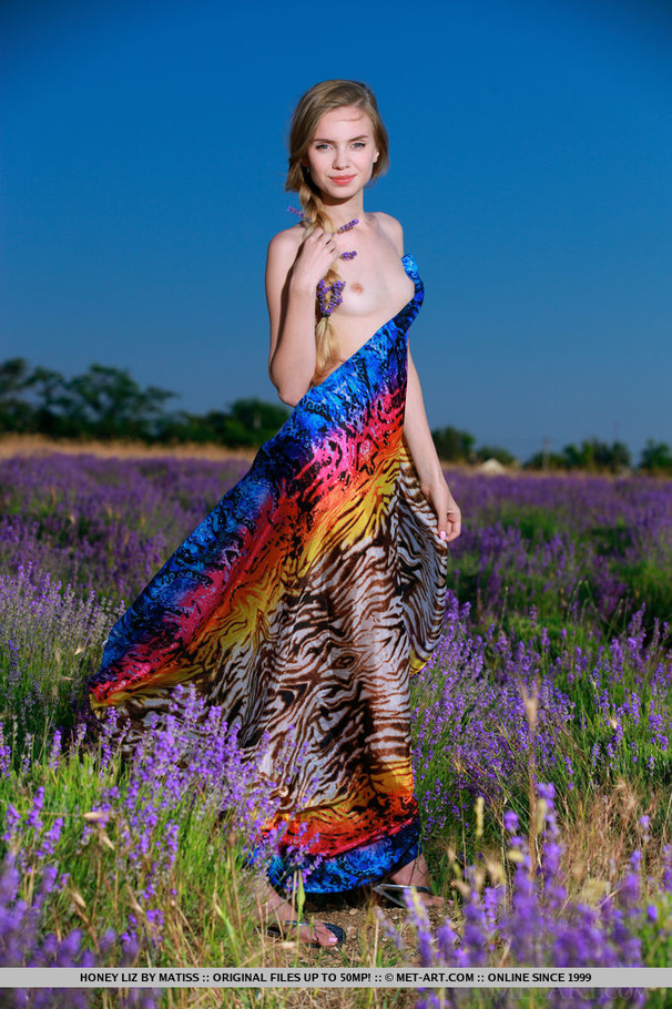 Cute teen blonde pose on a grassy field the - XXX Dessert - Picture 3