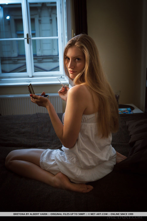 Gorgeous teen spreads her legs wide on a br - XXX Dessert - Picture 5