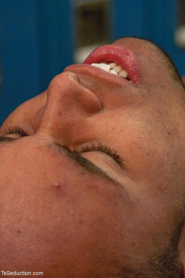 MILF tranny catches a teen student in the l - XXX Dessert - Picture 13