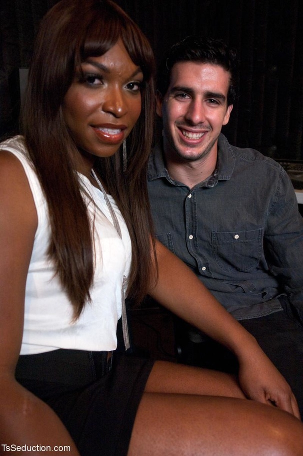 Elegant black tranny with a hot body and pl - XXX Dessert - Picture 1