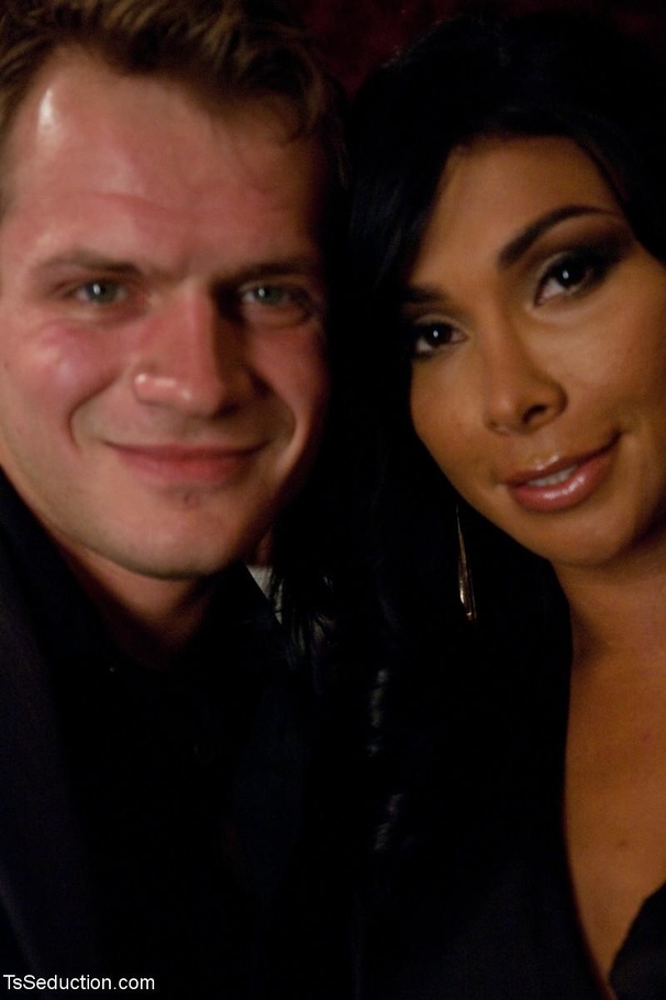 Radiant tranny does her best work on a guy’ - XXX Dessert - Picture 1