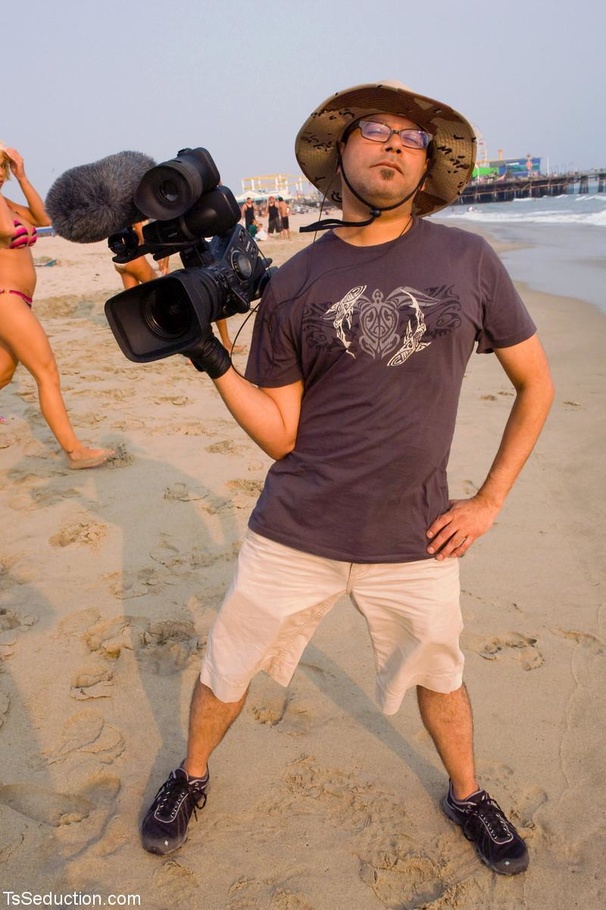 Party-going ladyboys keeps their peckers in - XXX Dessert - Picture 5